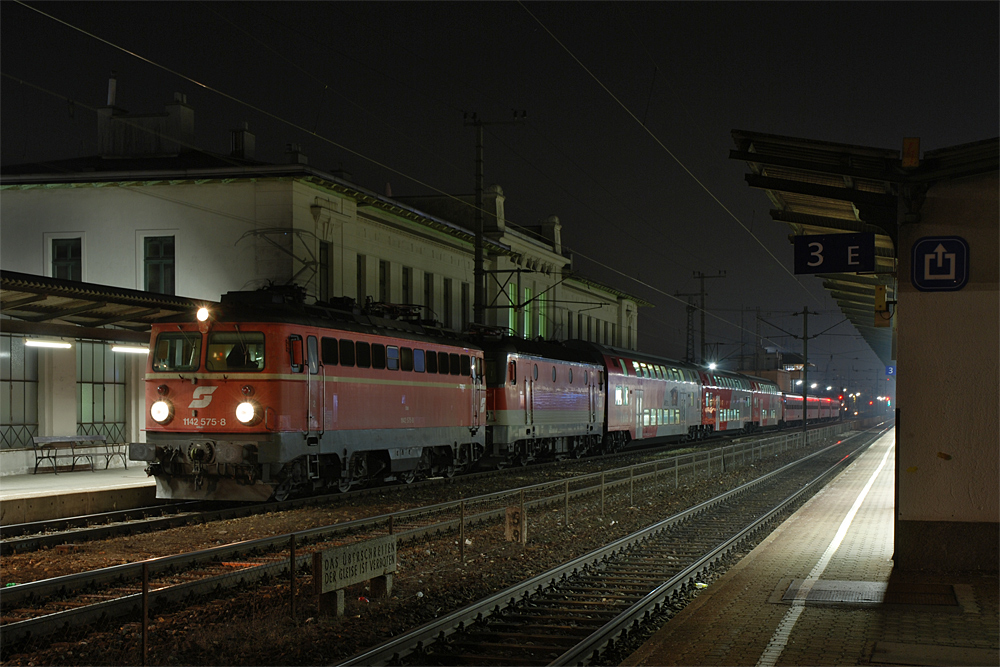 1142 575 + 1144 287 mit REX 1646 whrend dem fast mitternchtlichen Aufenthalt am 01.03.2011 im Bahnhof Wien Htteldorf.