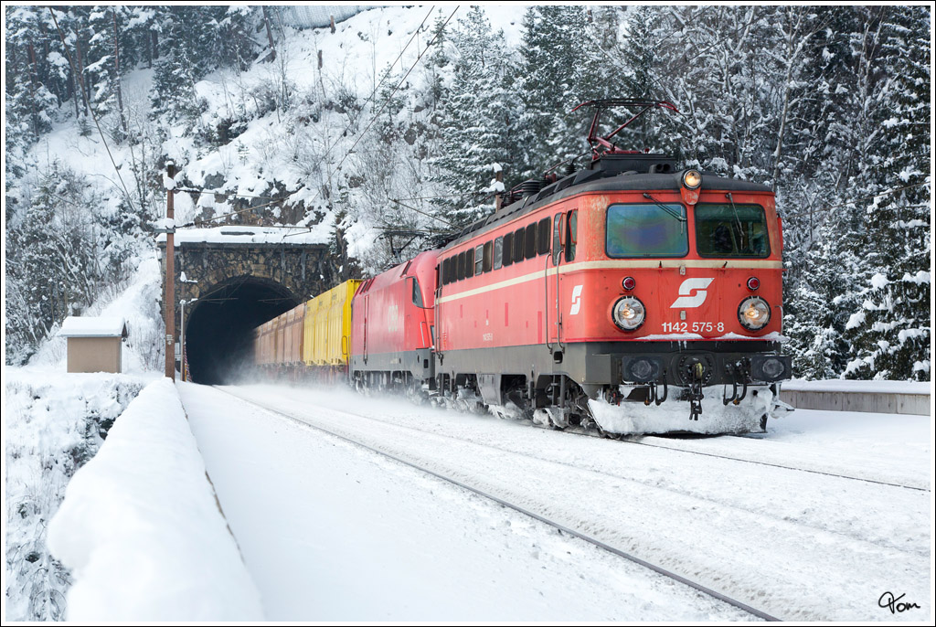 1142 575 und eine 1116, rollen mit einem Innofreight Hackschnitzelleerzug durch den Polleros Tunnel, ber das Krausel Klause Viadukt.
Breitenstein  19.1.2013