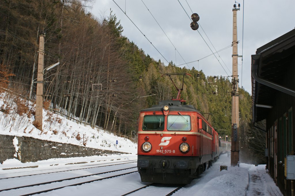 1142 575 als Vorspann des OIC 531  Sonnenstadt Lienz , am 8.2.2013 bei der Durchfahrt vom Bahnhof Semmering.