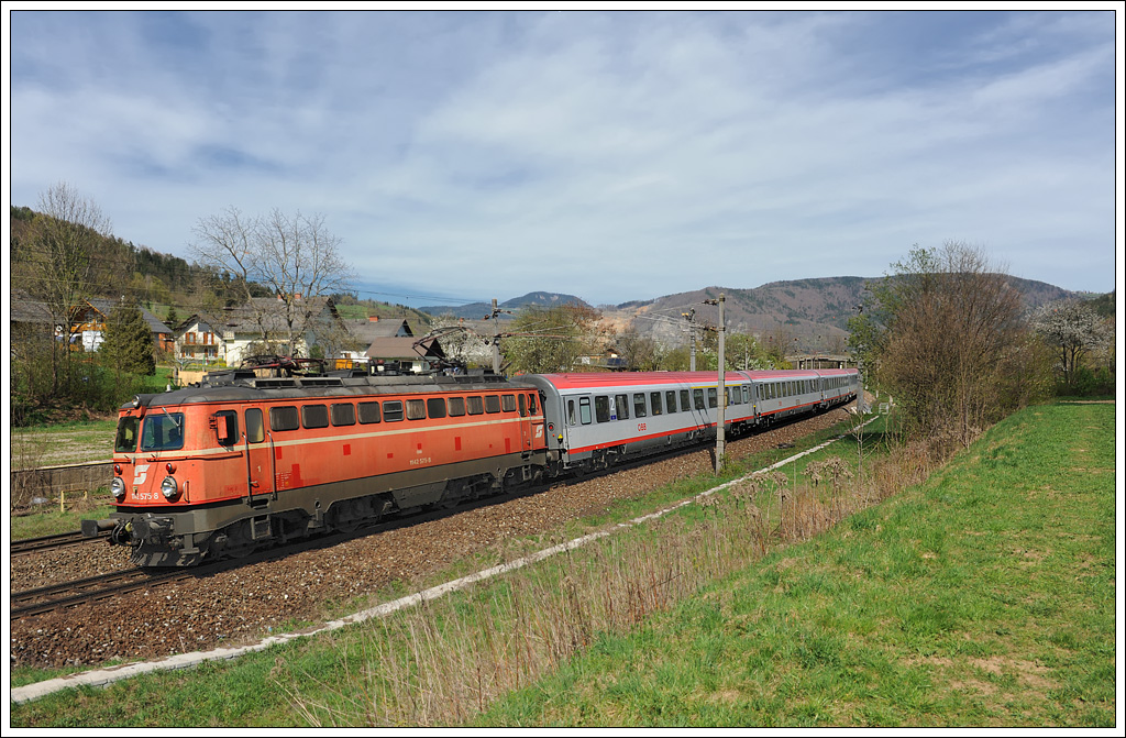 1142 575 bespannte am 7.4.2011 ab Selzthal den IC 515 von Innsbruck Hbf nach Graz Hbf. Die Aufnahme entstand ein paar Meter vor der Durchfahrt der Haltestelle Stbing. Sollte es stimmen, wird nach Graz - Linz mit kleinem Fahrplanwechsel auch die Direktverbindung zw. Innsbruck und Graz und Salzburg und Graz fallen.