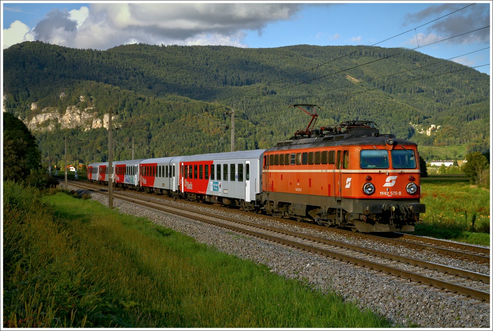 1142 575 fhrt mit R 4035 (S1) von Bruck an der Mur nach Spielfeld Strass. 
Deutschfeistritz 9.9.2010