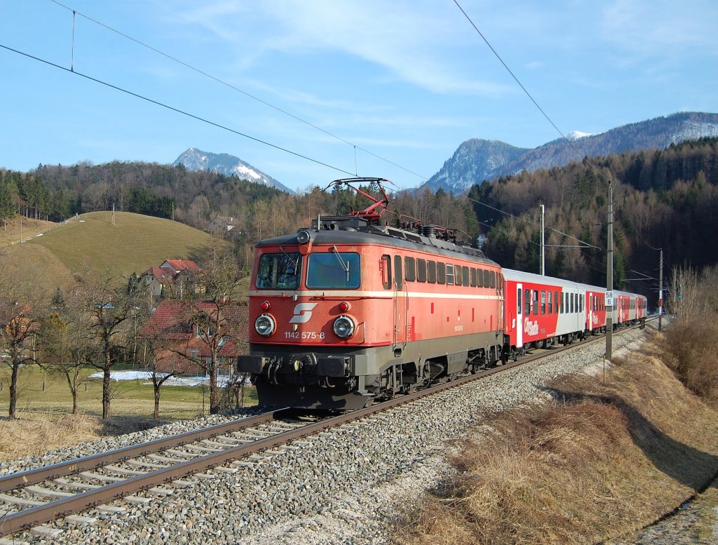 1142 575 hat am 18.03.2010 den R3957
von Linz nach Liezen geschoben.
Dabei hat die Garnitur auch die Ortschaft Schn
zwischen Micheldorf und Klaus durchfahren.