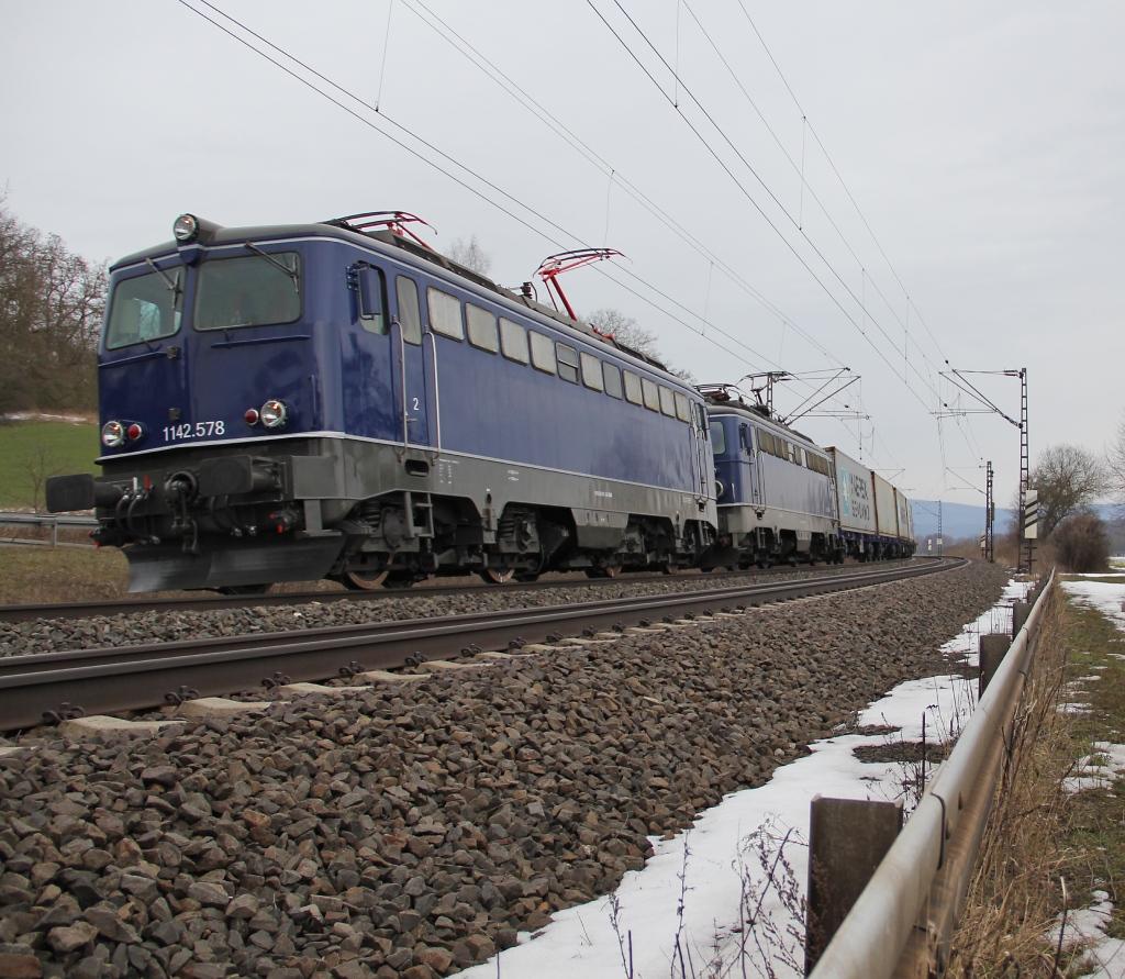 1142 578 und 1142 562 in Doppeltraktion vor einem Containerzug in Fahrtrichtung Sden. Aufgenommen in Wehretal-Reichensachsen am 17.03.2013.