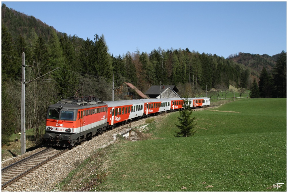 1142 586 schiebt den R 3915 von Linz nach Spital am Pyhrn. 
Rading 10.4.2011