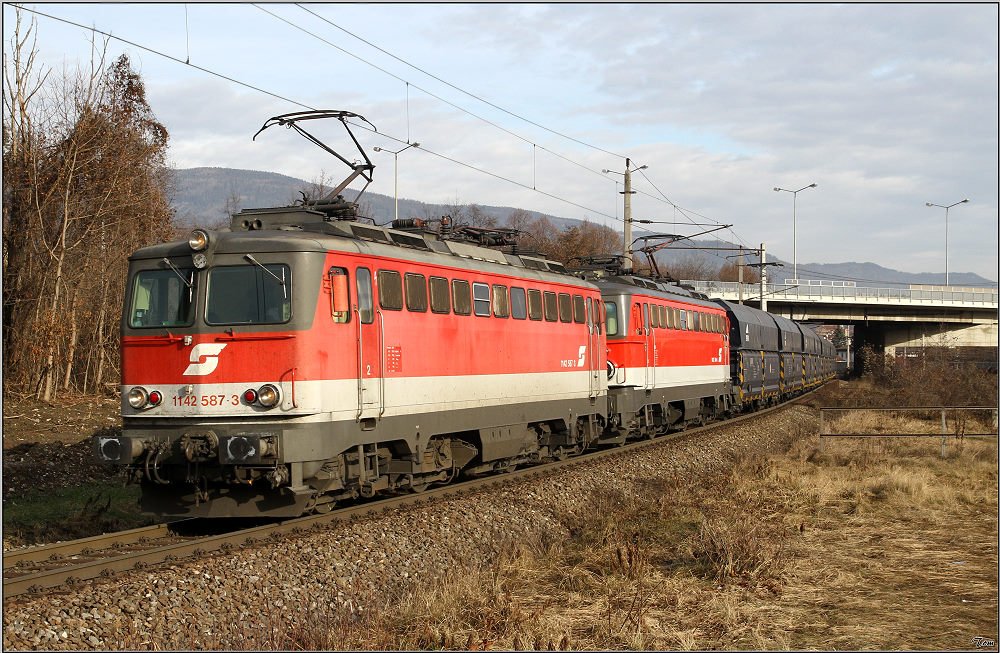 1142 587 und 1142 704 fahren mit dem Erzzug 58664 von Eisenerz nach Donawitz. Traboch 30.12.2009