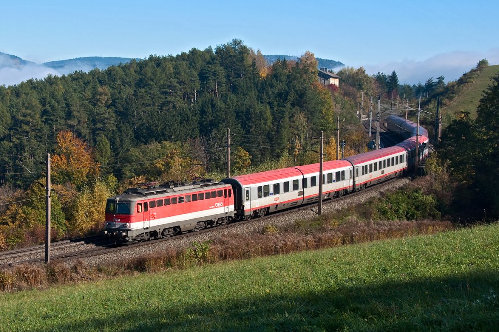 1142 587 ist mit dem EC 158 (Zagreb - Wien) unterwegs und konnte am 22.10.2012 bei der sogenannten Seinbauer Wiese kurz nach Eichberg fotografisch festgehalten werden.