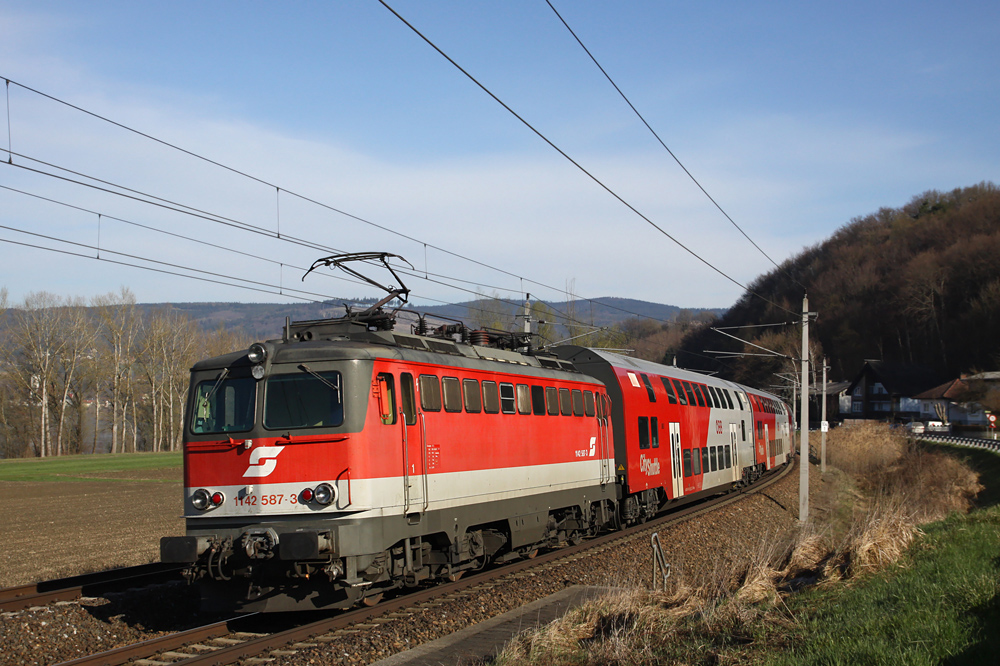 1142 587 schob am 03.04.2010 den REX 3293 nach Wien Westbf, hier bei Susenstein. Im Hintergrund ist die Donau zu sehen, wenn auch leider durch Bume leicht verdeckt.