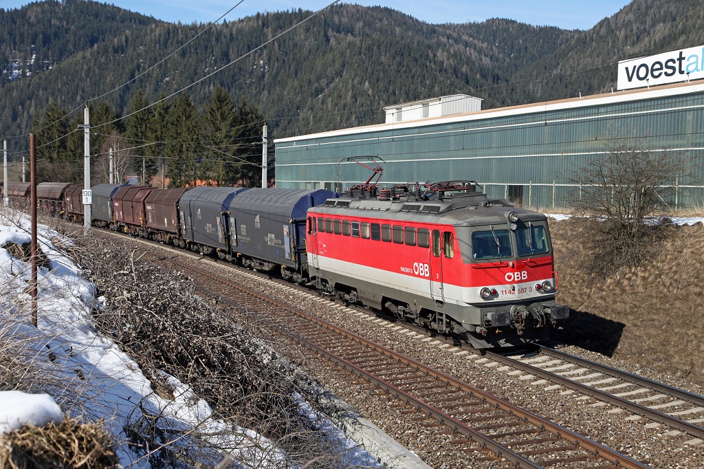 1142 587 zieht am 2.03.2013 einen Gterzug bei Krieglach durchs Mrztal.