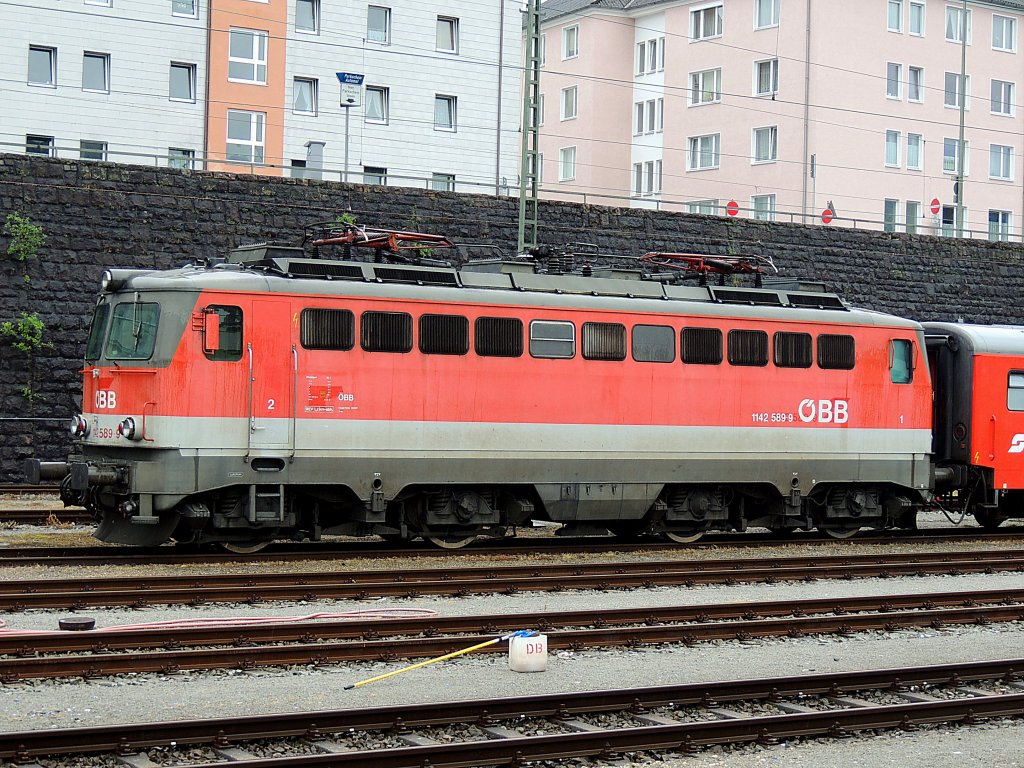 1142 589-9 wartet in Passau unterhalb eines Parkscheinautomaten auf eine kleine Wsche, bzw. seinen nchsten Einsatz; 120609