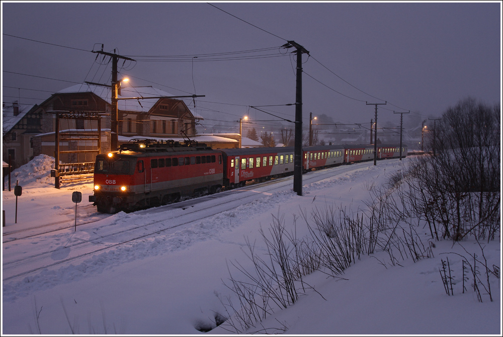 1142 589 fhrt mit R 3974 von Spital am Pyhrn nach Linz Hbf. 
Windischgarsten 6.1.2012