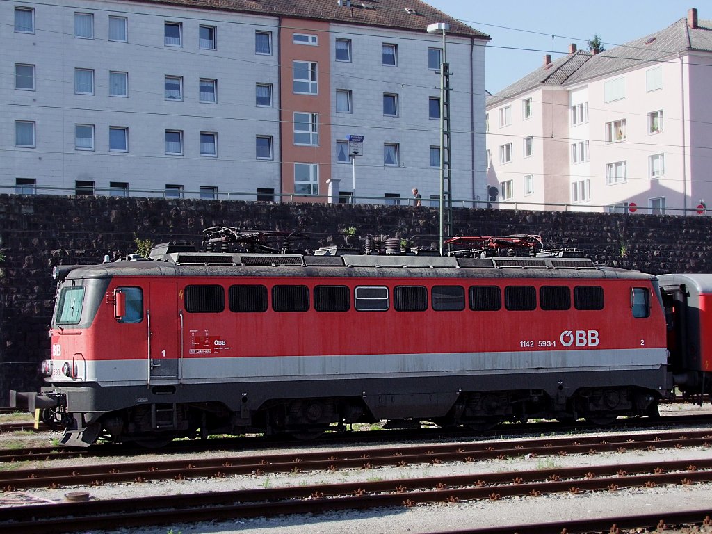 1142 593-1 wartet abgebgelt in Passau-Hbf auf seine weitere Verwendung;100701