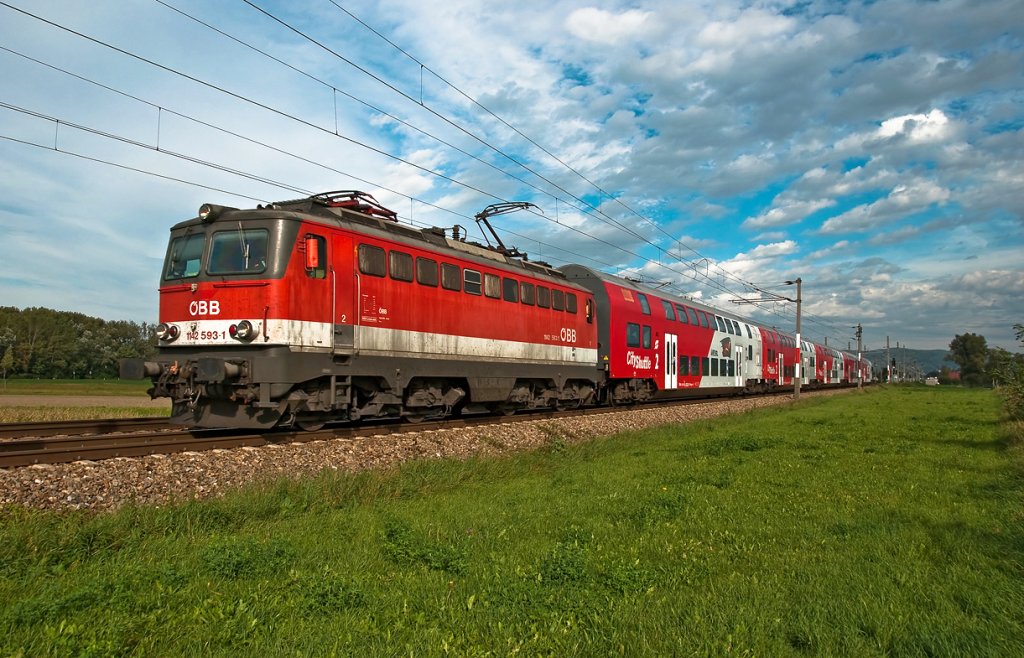 1142 593 ist mit REX 7124  Kremser Bote  von Wien FJB nach Krems/Donau unterwegs. Die Aufnahme entstand am 17.09.2010 kurz vor Langenlebarn.