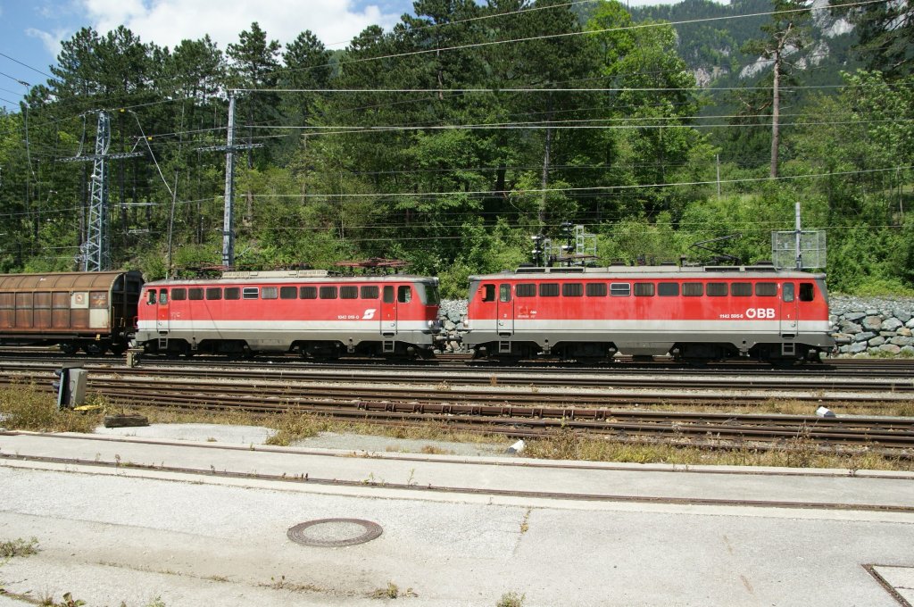 1142 595 und 1042 018 ziehen einen schweren Gterzug gerade ber den Semmering Richtung Wien und mssen in Payerbach-Reichenau eine kurze Pause einlegen. Am Zugschluss (nicht im Bild) schiebt die 1142 682 den Zug an. 6.5.2010