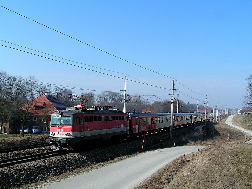 1142 601-2 schiebt bei klirrender Klte R5916 in der Nhe von Neumarkt/Kallham Richtung Passau;110224