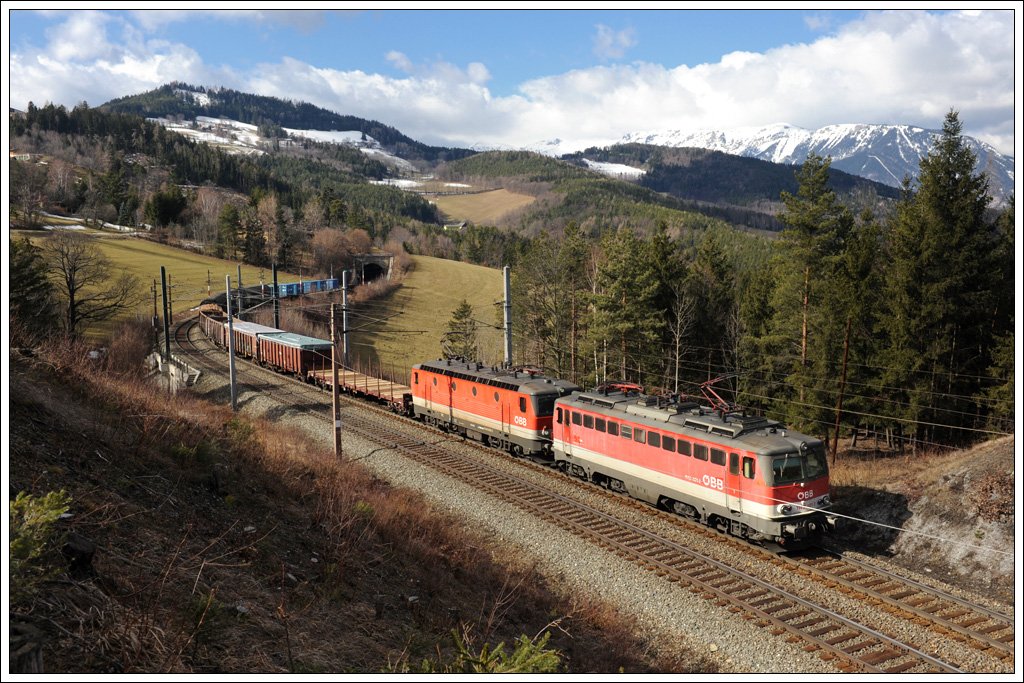 1142 601 im Vorspanndienst am 25.2.2012 ber den Semmering, aufgenommen zwischen Steinbauer Wiese und Apfelwiese mit der Rax im Hintergrund.