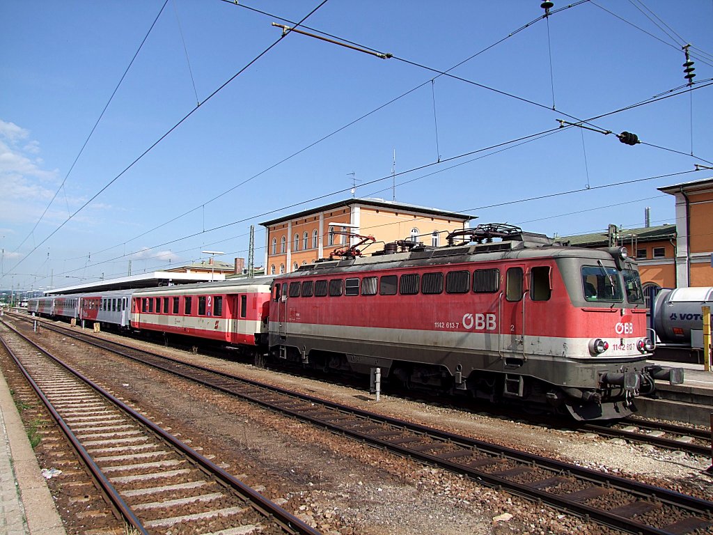 1142 613-7 hat REX1770 in den Passauer Hbf. geschoben, und wird als R5917 wieder Richtung Linz/Hbf fahren;110616