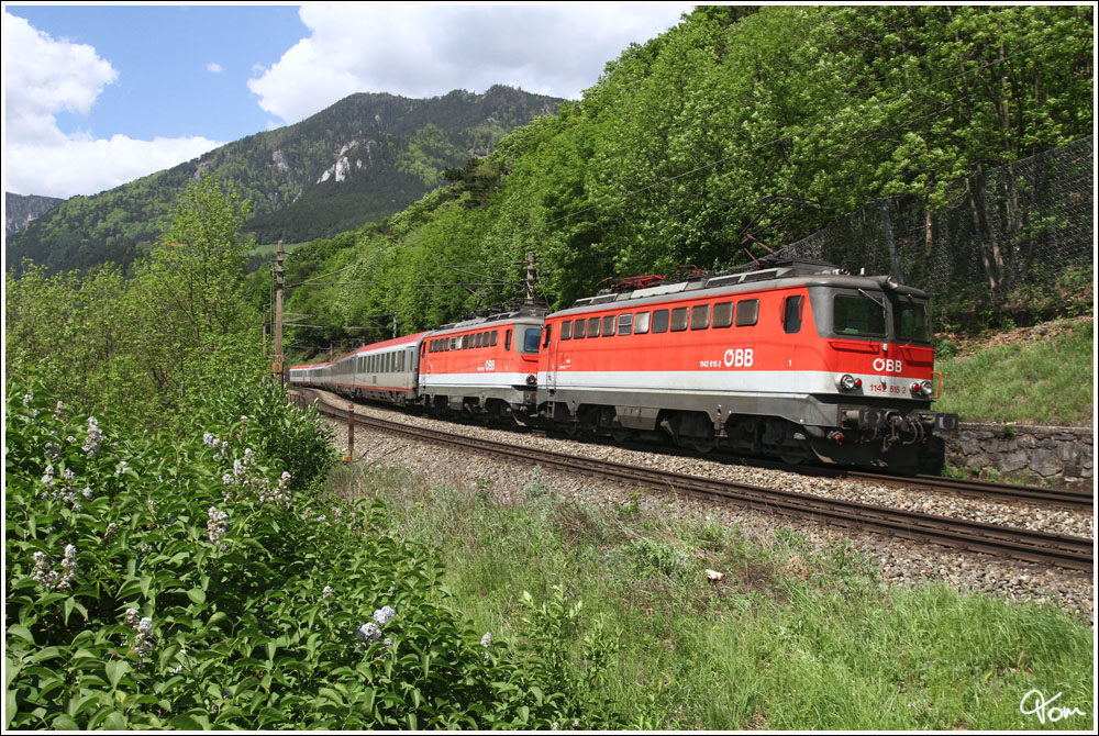 1142 615 + 1142 621 ziehen den EC 158 (Zagreb - Wien Meidling) ber den Semmering.
Schlglmhl 9.5.2012