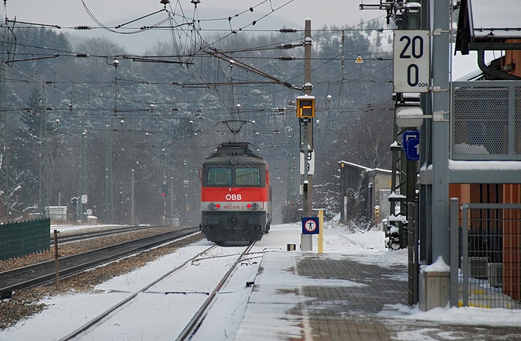 1142 615 verlt mit R 2023 den Bahnhof in Tullnerbach-Pressbaum in Richtung Wien Westbahnhof. Die Aufnahme entstand am 18.12.2009.