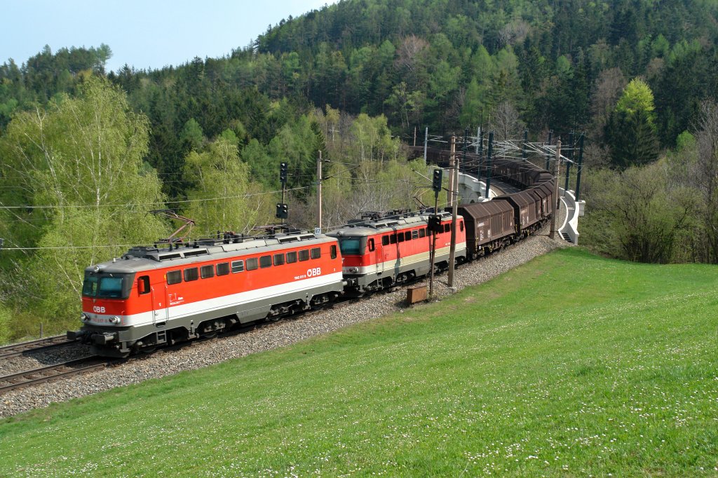 1142 617 + 1142 589 mit einem Gterzug am 16.04.2009 unterwegs bei Eichberg.