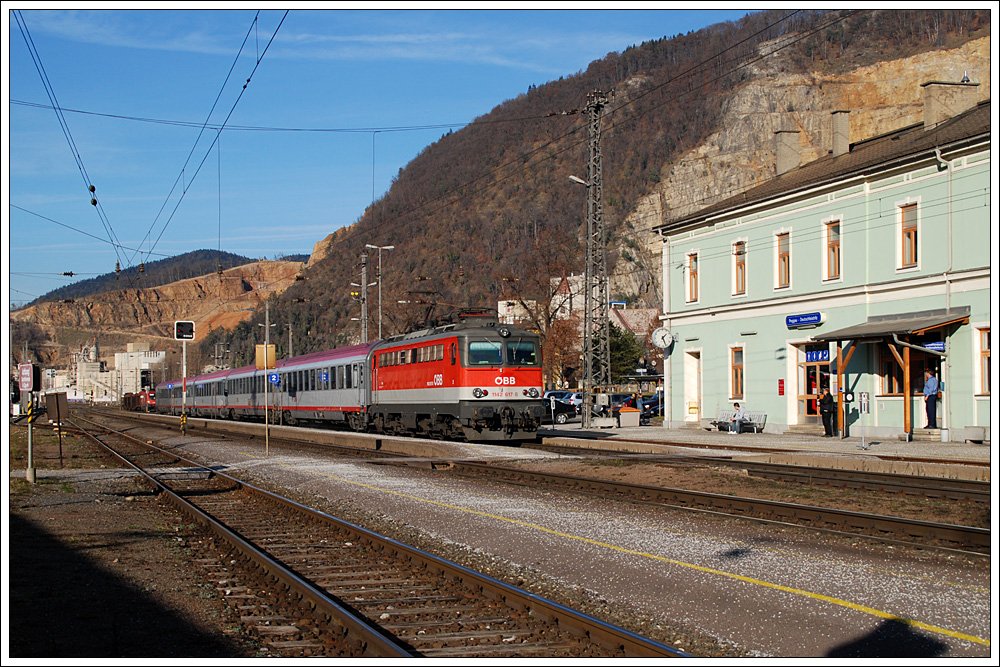 1142 617 mit dem OIC 559  Stadt Bruck an der Mur  von Wien nach Graz am 3.12.2009 bei der Durchfahrt in Peggau-Deutschfeistritz. So nebenbei entstand diese Bilderserie vom Bahnsteig der STLB aus.