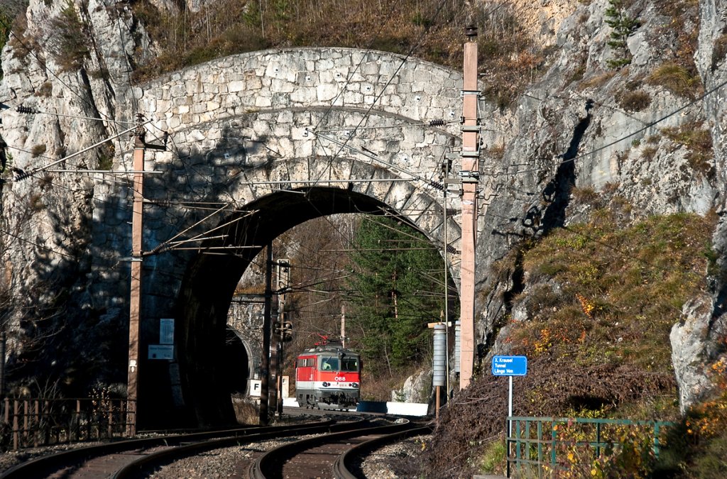 1142 618 rollt bergab den Kleinen Krausel Tunnel entgegen. Breitenstein, am 05.11.2010.