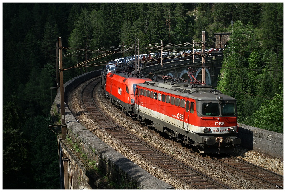 1142 619 + 1116 272 fahren mit dem Fiat Autozug 46753 (Breclav-Tarvis)ber die  Kalte Rinne nahe Breitenstein. 
3.7.2010