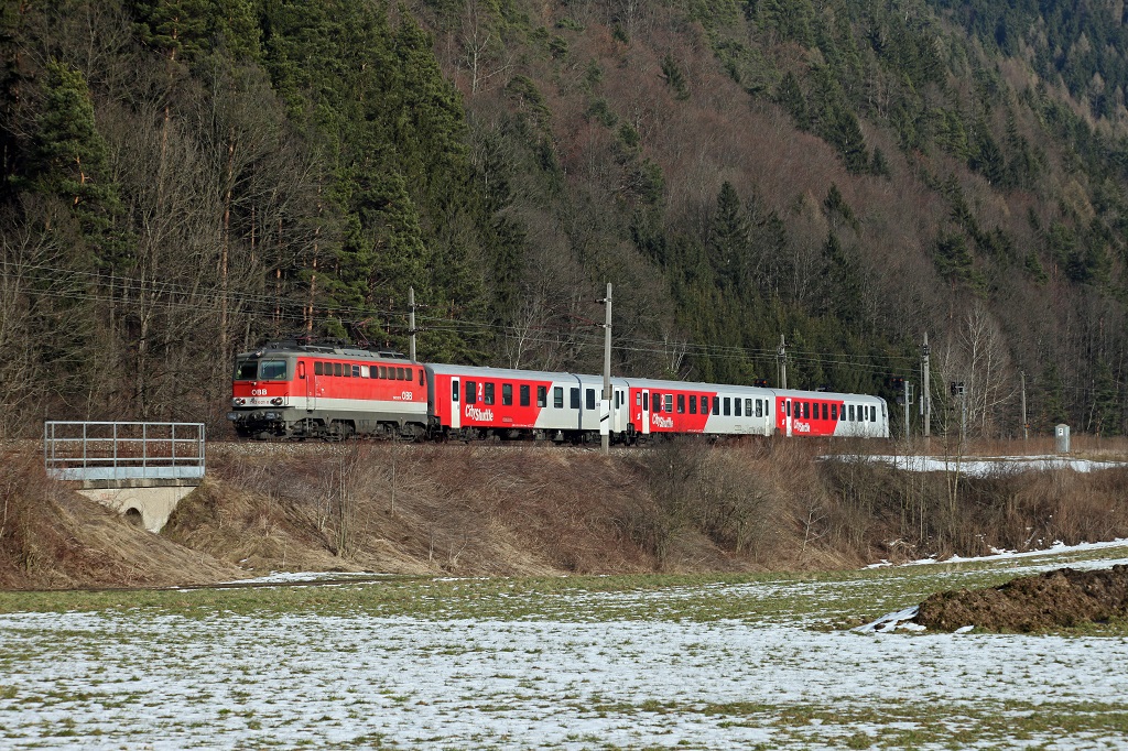 1142 621 zieht REX 1992 (Graz - Selzthal) am 1.03.2013 nahe Pernegg durchs Murtal.