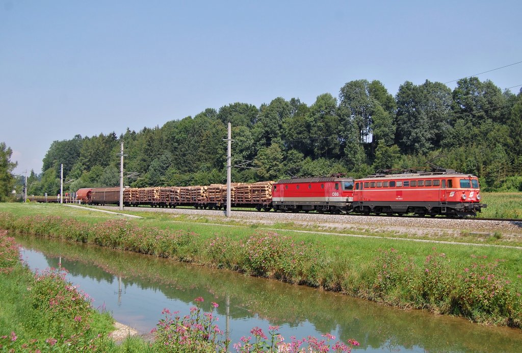 1142 623 und 1144 230 sind am 27.07.2012 mit dem
54693 in Wartberg an der Krems durchgefahren.