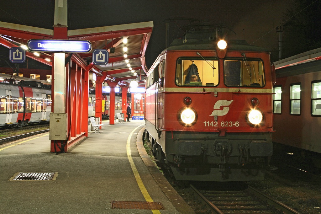 1142 623 mit IC753 wartet am 19.11.2009 in Bruck/Mur auf die Weiterfahrt nach Graz.