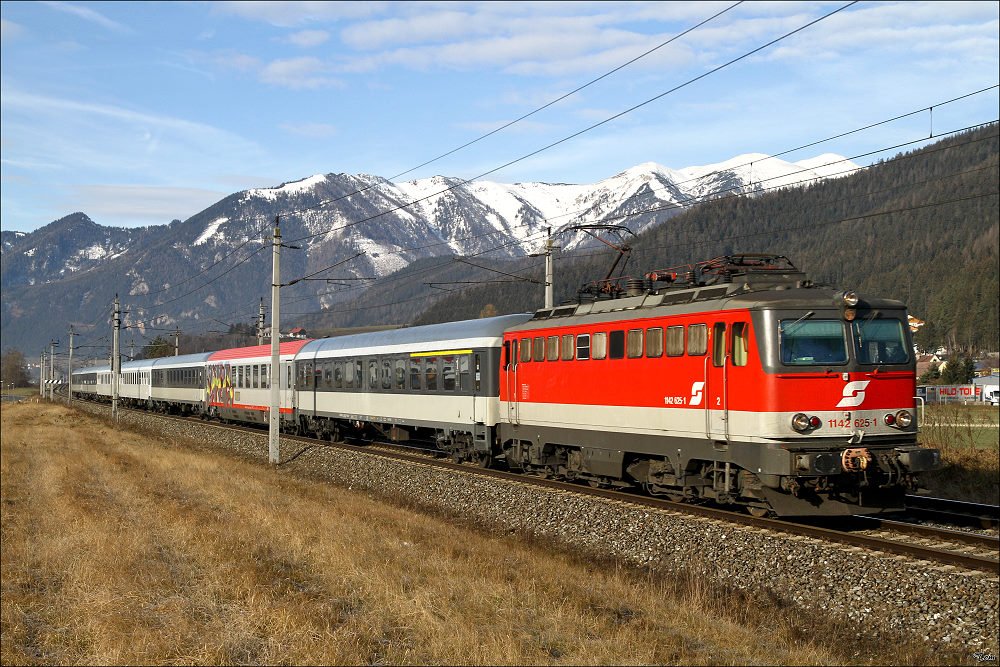 1142 625 fhrt mit IC 513 von Salzburg nach Graz.
Traboch 30.12.2009