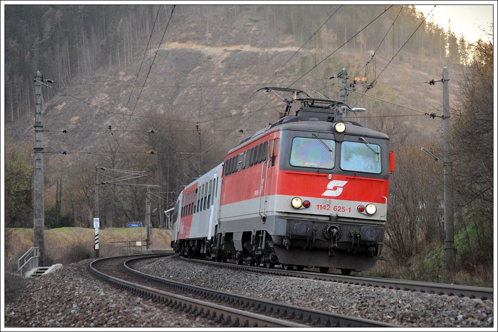 1142 625 mit als S 1 von Graz nach Bruck a.d. Mur am 25.3.2010 bei der Ausfahrt aus St�bing.