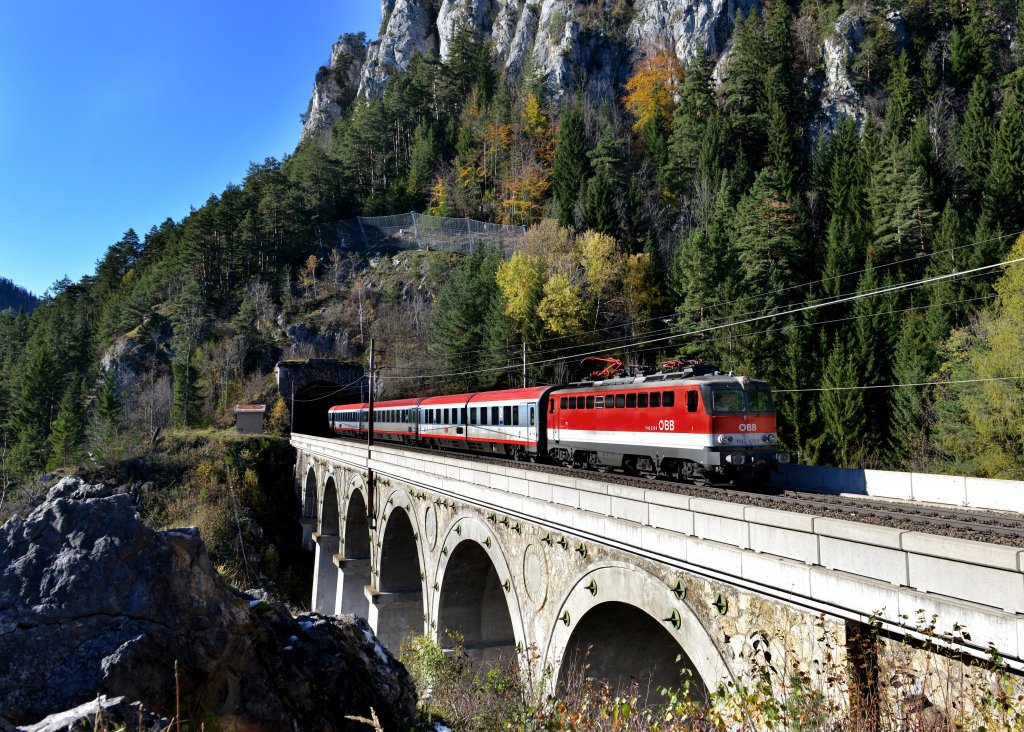 1142 626 mit einem OIC nach Wien Meidling am 31.10.2012 am Krausel-Klausen-Viadukt nahe Breitenstein.