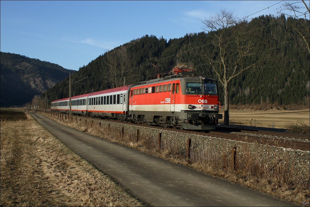 1142 628 fhrt mit einer Ersatzgarnitur fr den EC 103 als 10103 in Richtung Villach.
St.Lorenzen 23.03.2010