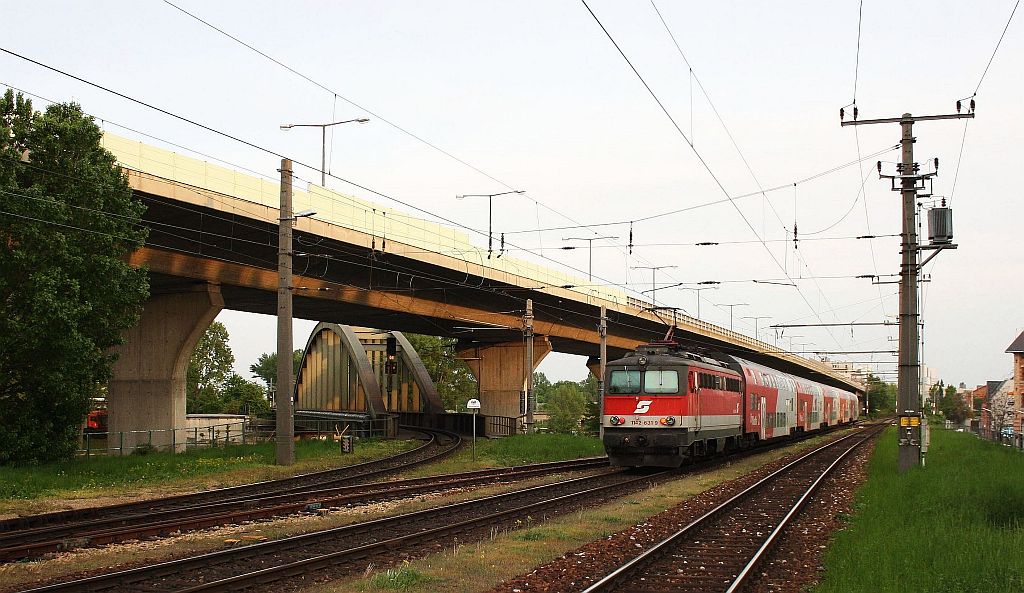 1142 631-9 schiebt REX 7131 Richtung Wien FJB kurz nach der Durchfahrt in Wien Nudorf. 30.4.10
