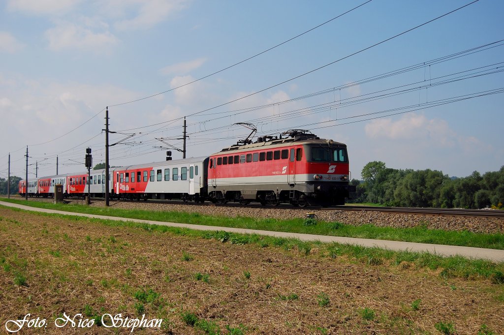 1142 633-5 mit REX 3415 Stainach-Irdning - Linz Hbf. eielt mit einiger Versptung ihrem Endbahnhof Linz entgegen,Pasching (sterreichurlaub 18.08.09)