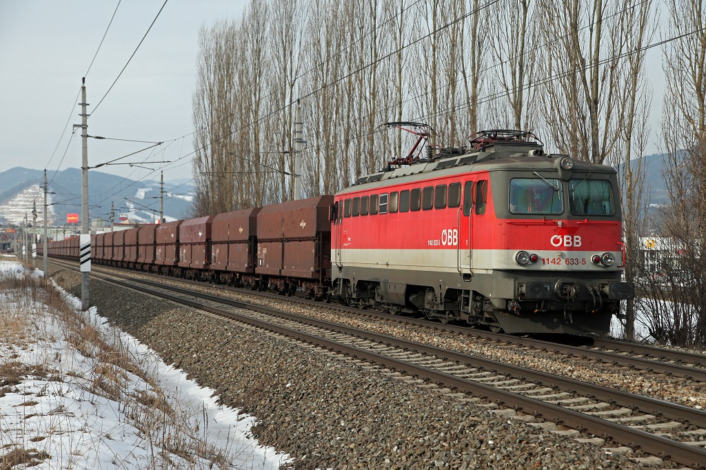 1142 633 fhrt am 19.02.2013 mit einem Erzleerwagenzug bei Niklasdorf Richtung Bruck/Mur.