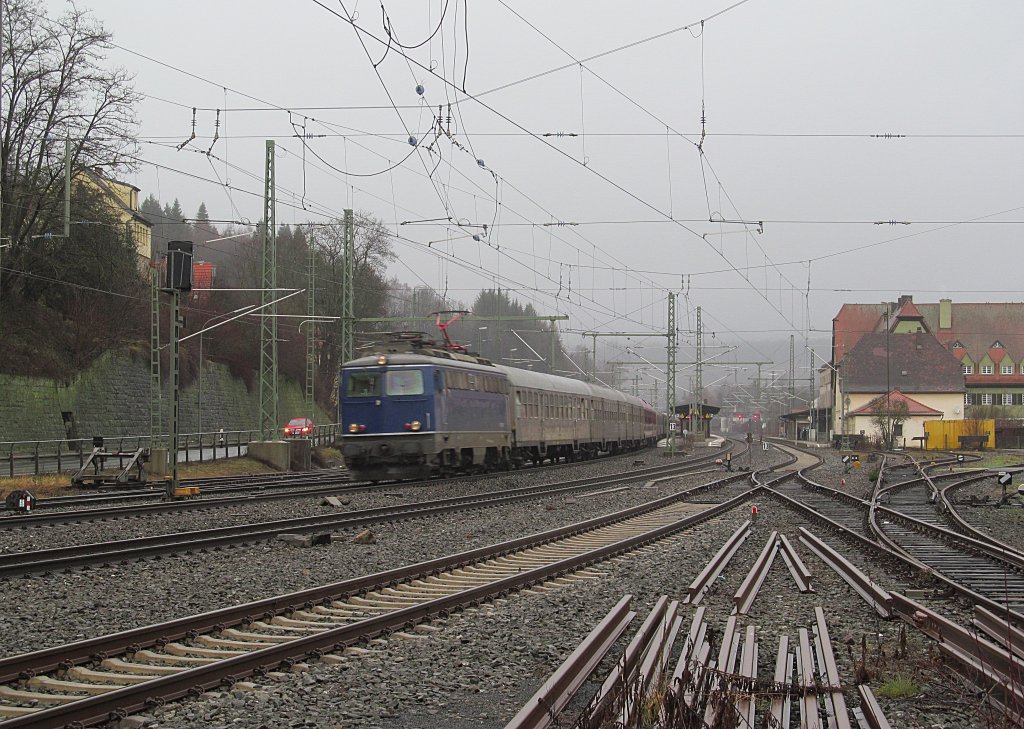 1142 635-0 zieht am 05. Januar 2013 einen Sonderzug nach Nrnberg durch Kronach.