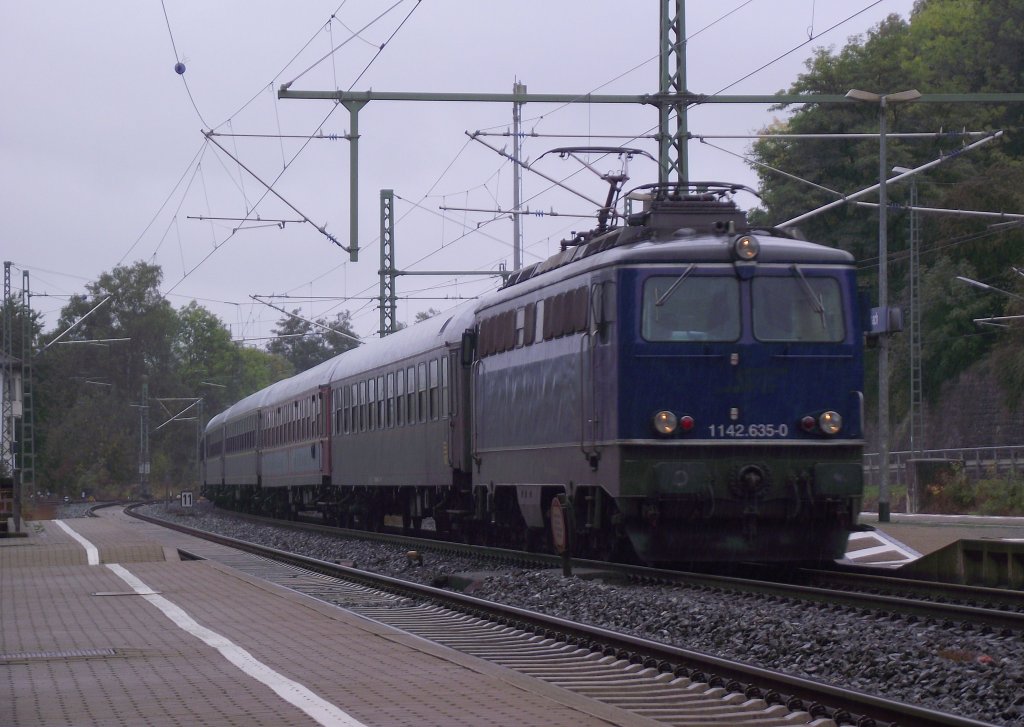 1142 635-0 zieht am 8. Oktober 2011 den DPE 335 von N�rnberg Hbf nach Magdeburg Hbf durch den Bahnhof Kronach.