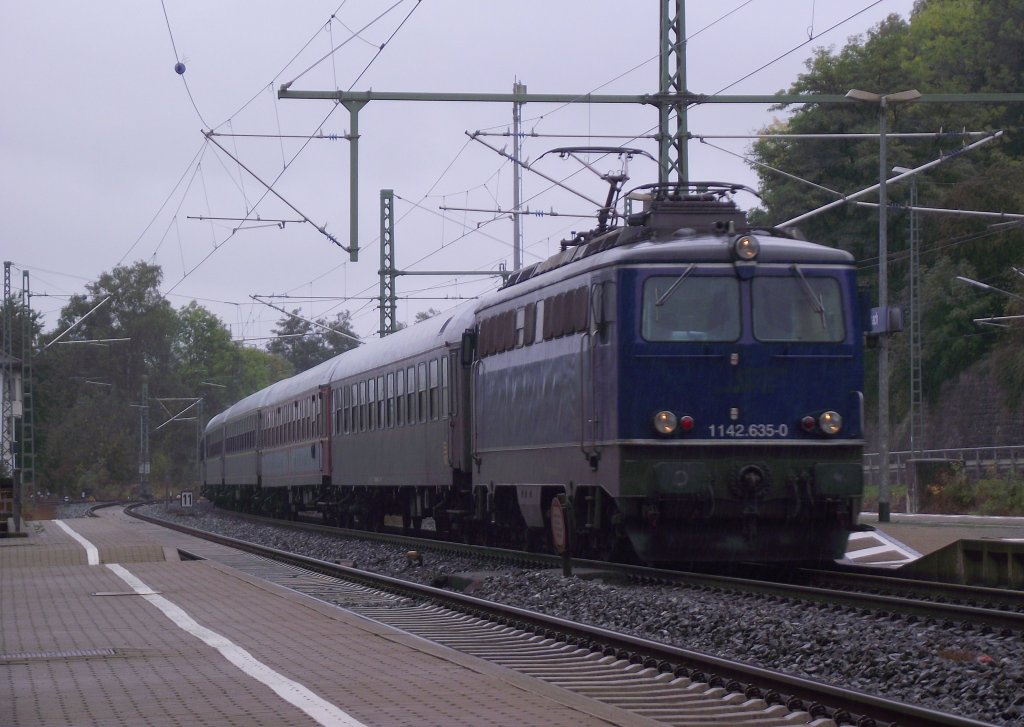 1142 635-0 zieht am 8. Oktober 2011 den DPE 335 von Nrnberg Hbf nach Magdeburg Hbf durch den Bahnhof Kronach.
