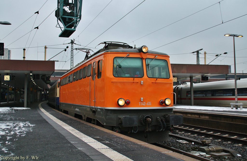 1142 635 mit dem Hetzerather in Dsseldorf Hbf am 24.02.13.