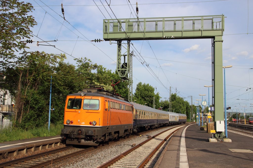 1142 635 mit einem Sonderzug bei der Durchfahrt durch Remagen am 02.06.13