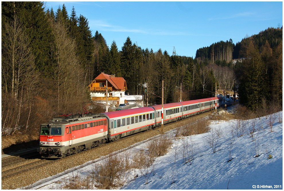 1142 635 mit OEC 653 hat den Semmeringtunnel gerade verlassen und strebt am 17.1.2011 Mrzzuschlag zu.