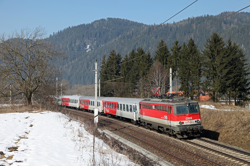 1142 636 mit Regionalzug 4012 (Bruck/Mur - Mrzzuschlag) bei Krieglach am 5.03.2013.