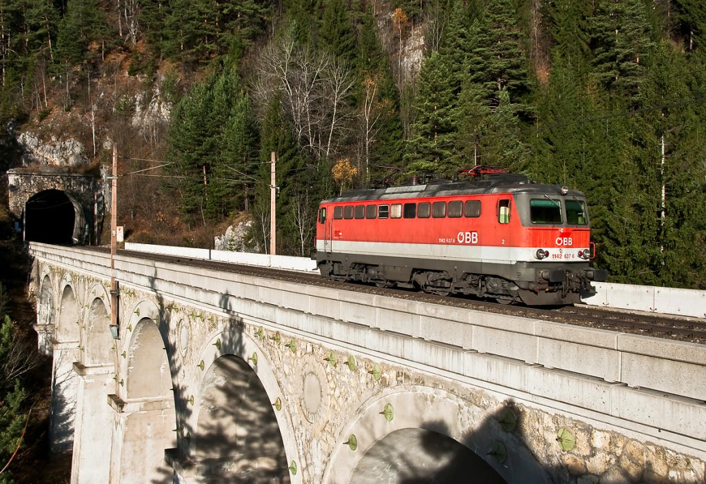 1142 637 rollt im sch�nen Morgenlicht des 05.11.2010 �ber das Krausel-Klause-Viadukt den Berg hinab, Richtung Breitenstein.