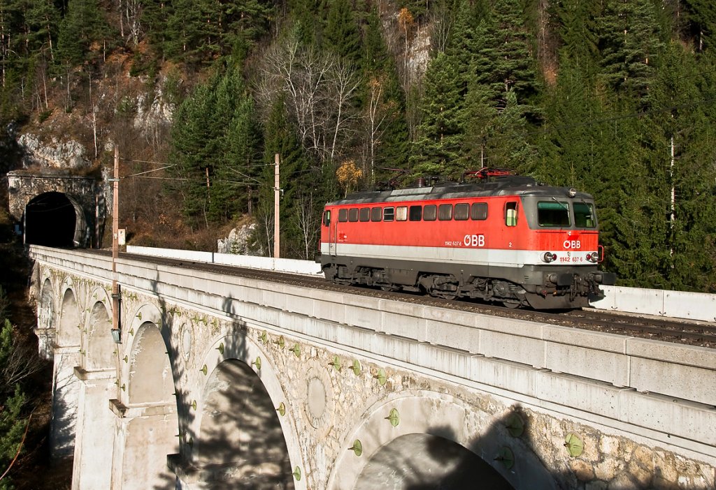 1142 637 rollt im schnen Morgenlicht des 05.11.2010 ber das Krausel-Klause-Viadukt den Berg hinab, Richtung Breitenstein.
