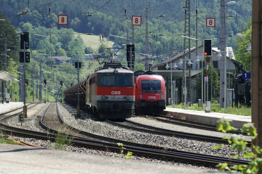 1142 638 gibt der Taurus 1116 192 Schiebehilfe ber den Semmering und fahren mit einem Gterzug durch den Bahnhof Payerbach-Reichenau Steiermark entgegen. Am Schluss schiebt noch eine 1142 den Zug mit an. 5.6.2010
