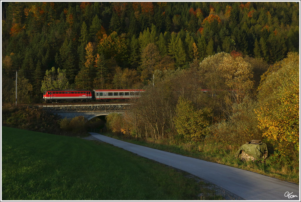 1142 639 rollt mit einem Intercity ber das 25m lange Frschnitzbach-Viadukt, nahe Mrzzuschlag.
18.10.2012