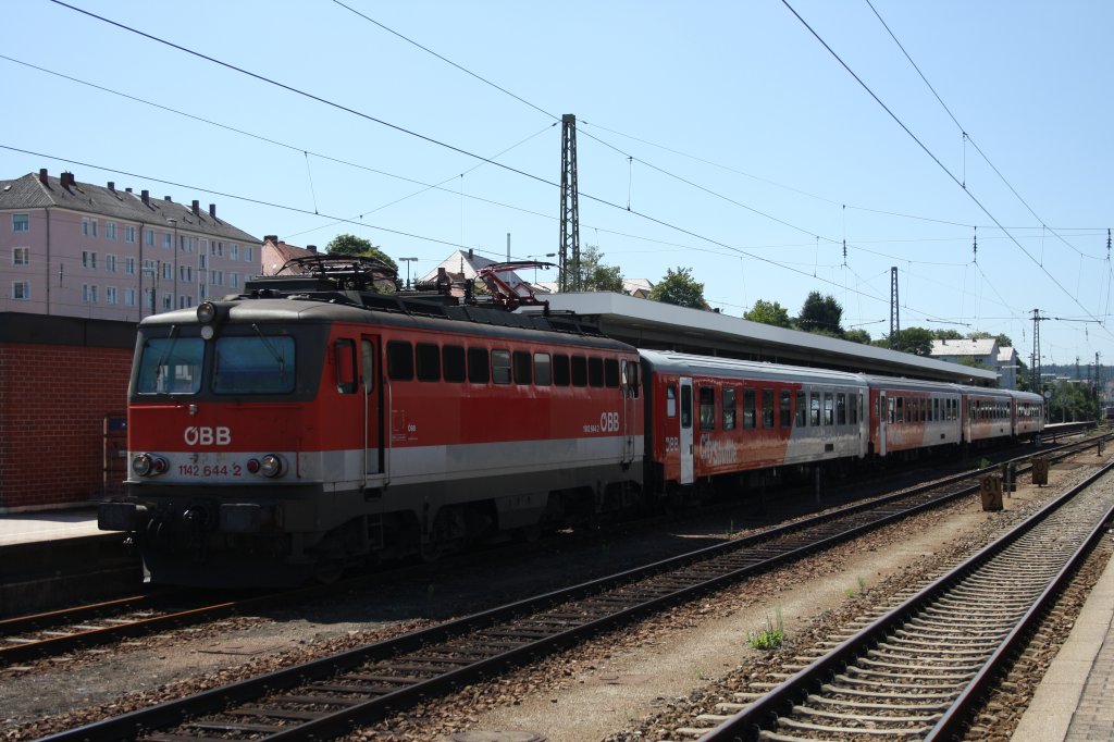 1142 644-2 vor einem REX Richtung Schrding in Passau am 01.08.2012