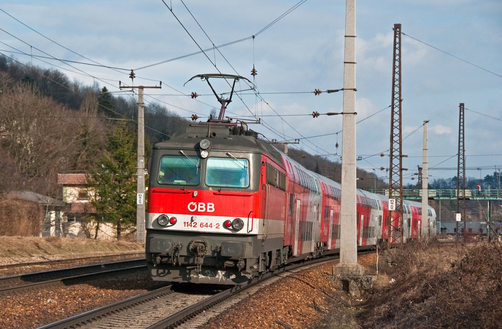 1142 644 schiebt den REX 1833 (St. Valentin - Wien) nach Wien Westbahnhof. Unter Purkersdorf, am 14.03.2010.