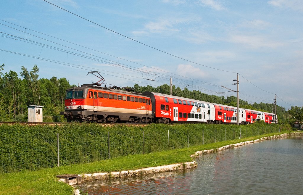 1142 644 schiebt den REX 7127 von Krems/Donau nach Wien Franz-Josefs-Bahnhof. Kritzendorf, am 28.05.2010.